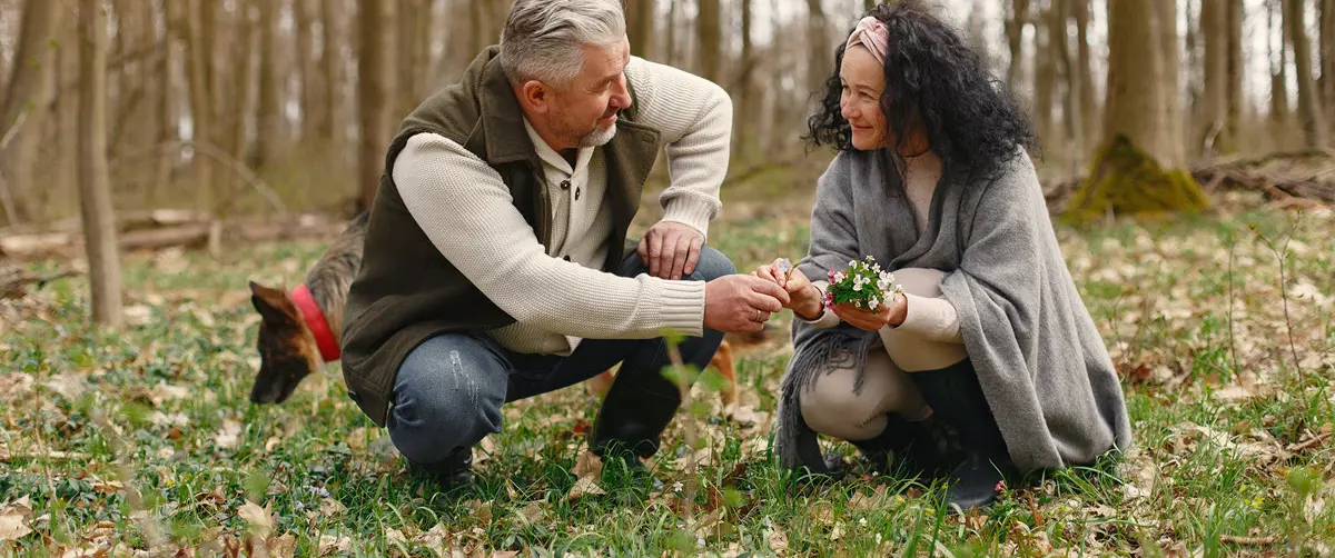 Frau und Mann im Wald mit Hund