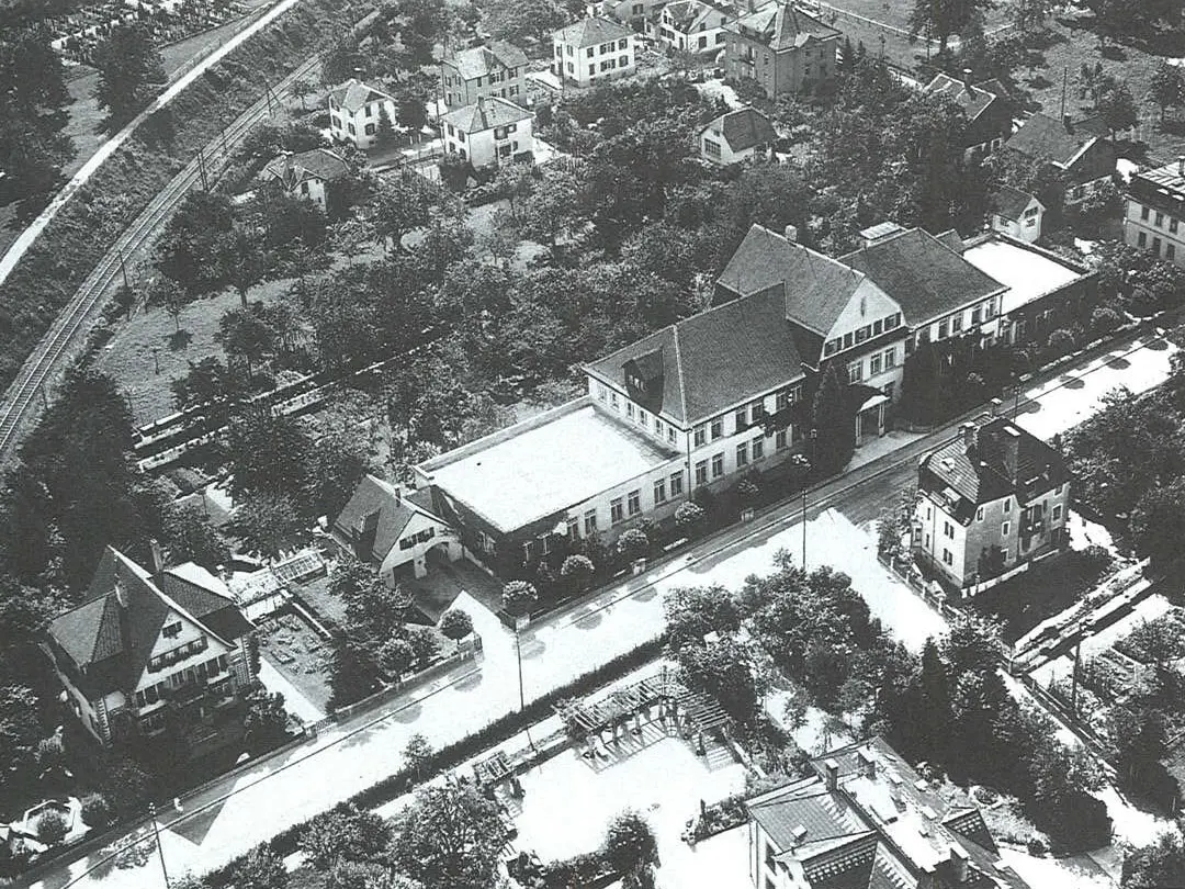 1925_stickerei-gebaeude-alt.jpg